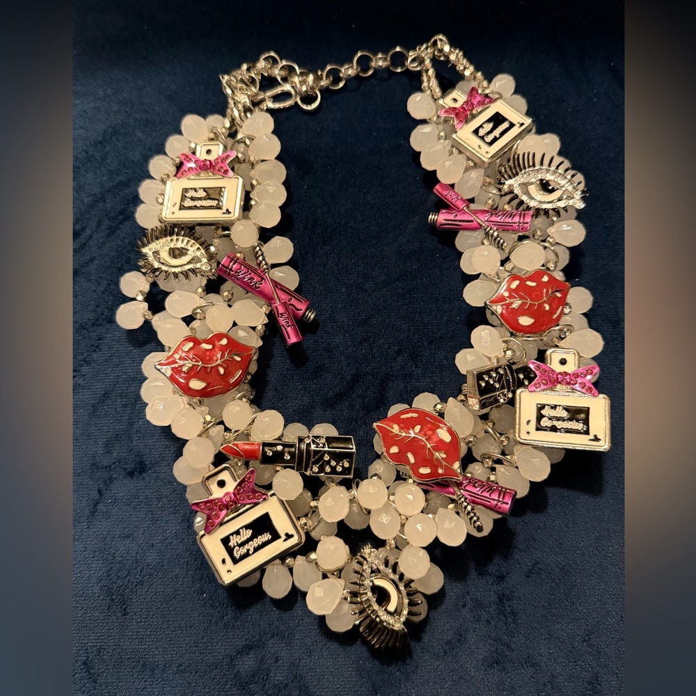 Sassy Jones Brooch Bib